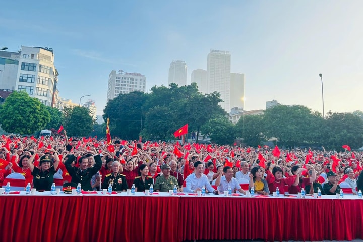 Các phường Yên Hòa, Cầu Giấy, Nghĩa Đô tổ chức tiếp sóng phục vụ nhân dân xem đại lễ