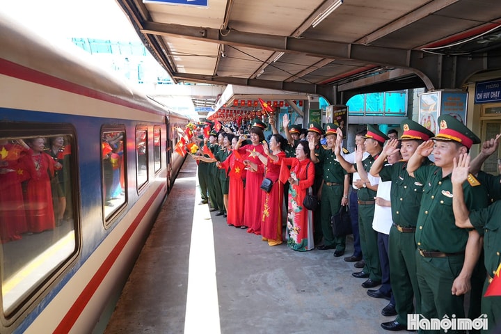 Khoảnh khắc chia tay đầy xúc động của các chiến sĩ trở về đơn vị sau nhiệm vụ A80