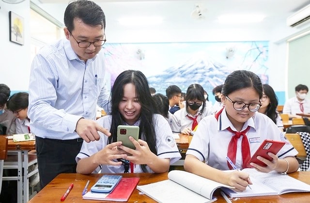 Có nên cấm điện thoại thông minh trong trường học?