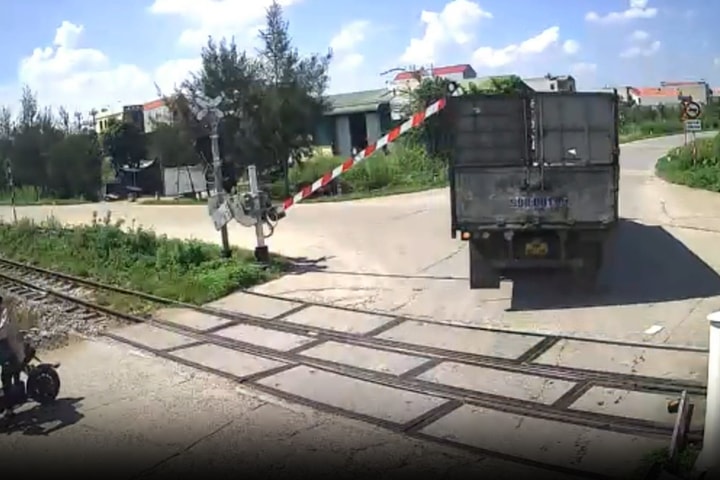 Hơn 200 vụ ô tô, xe máy đâm va cần chắn đường ngang