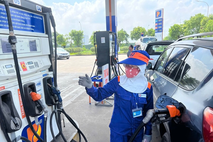 Giá nhích nhẹ, xăng RON95-III vượt qua 20.000 đồng/lít