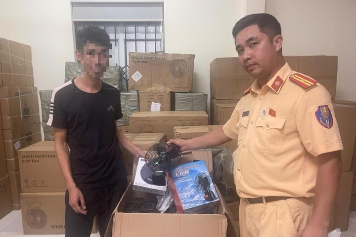 [Podcast] Bắt giữ xe tải chở gần 2.000 sản phẩm điện gia dụng không rõ nguồn gốc