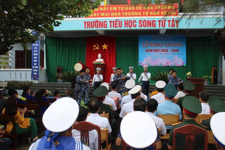 Rộn ràng khai giảng năm học mới tại đặc khu Trường Sa