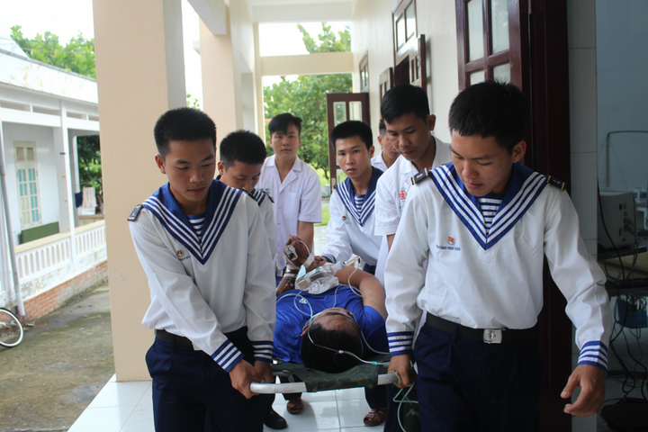 Bệnh xá đảo Song Tử Tây cấp cứu kịp thời bệnh nhân hôn mê sâu, suy thận