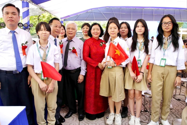 Lãnh đạo thành phố Hà Nội chúc mừng ngành Giáo dục Thủ đô nhân dịp năm học mới