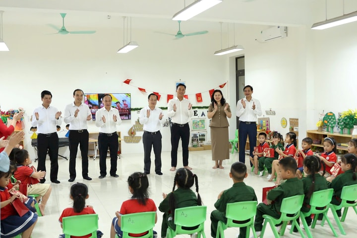 Sở Giáo dục và Đào tạo Hà Nội tặng quà học sinh xã Minh Châu