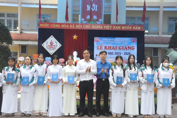 Quảng Ngãi: Tưng bừng khai giảng năm học mới ở vùng biên