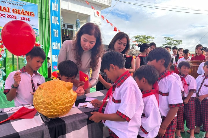 Quảng Ngãi Trường vùng cao gây quỹ "tiếp sức" học sinh nghèo