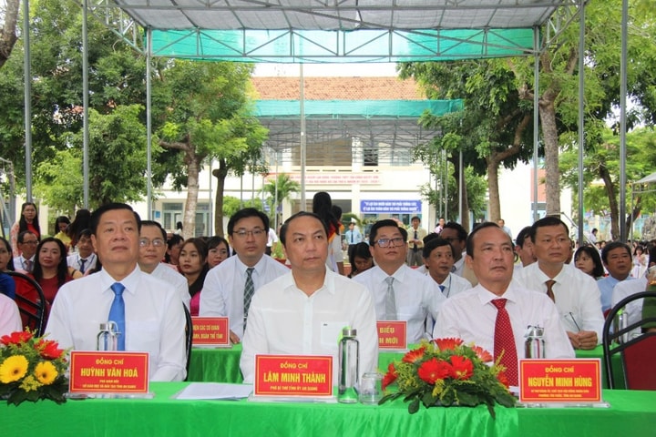 Lãnh đạo Tỉnh ủy An Giang dự lễ khai giảng Trường THPT Tân Châu