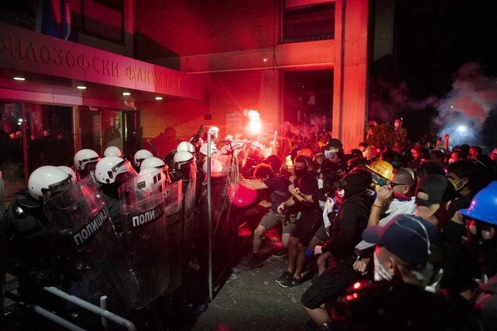 Biểu tình lại bùng phát thành bạo loạn tại Serbia