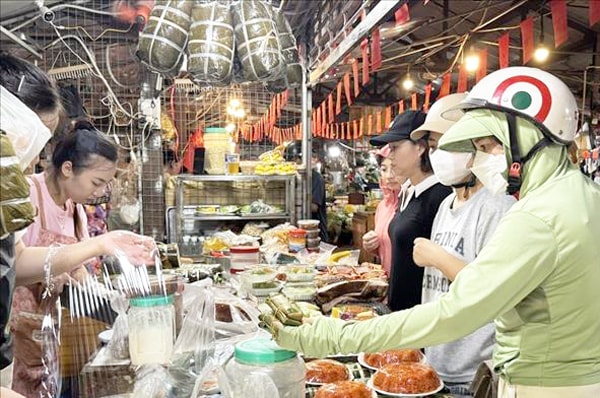 Thị trường mùa lễ Vu Lan 2025: Sôi động, đa dạng nhưng vẫn giữ nét truyền thống