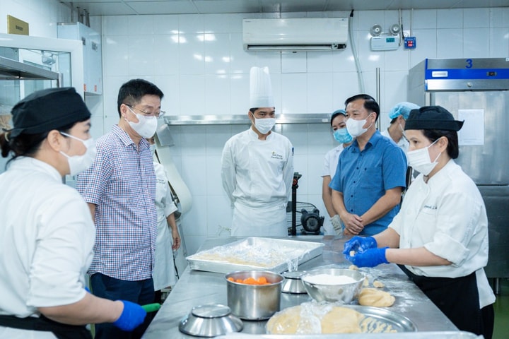 Hà Nội Kiểm tra chất lượng bánh Trung thu tại khách sạn 5 sao Pan Pacific