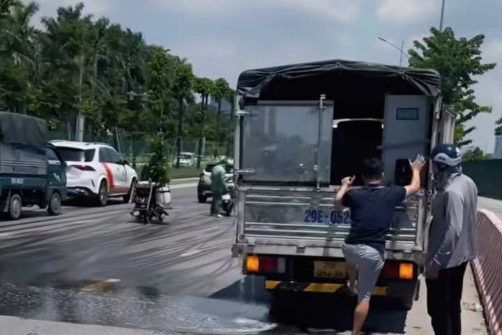Xử phạt tài xế làm đổ dầu diesel trên phố Bạch Thành Phong, Hà Nội