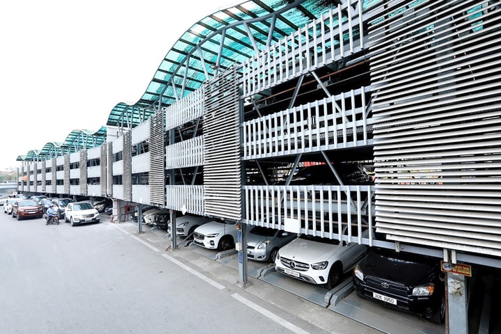 Từ vụ cháy bãi giữ phương tiện dưới gầm cầu Vĩnh Tuy: Giải pháp nào cho năng lực giao thông tĩnh?