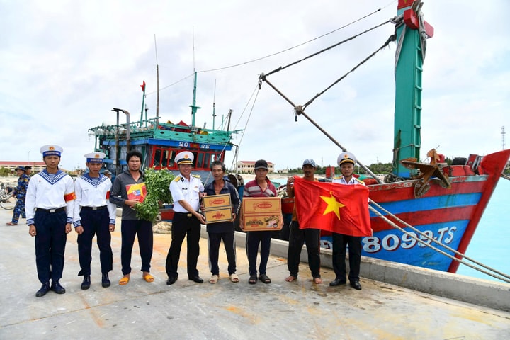 Đảo Sơn Ca hỗ trợ tàu cá ngư dân Gia Lai gặp sự cố trên biển