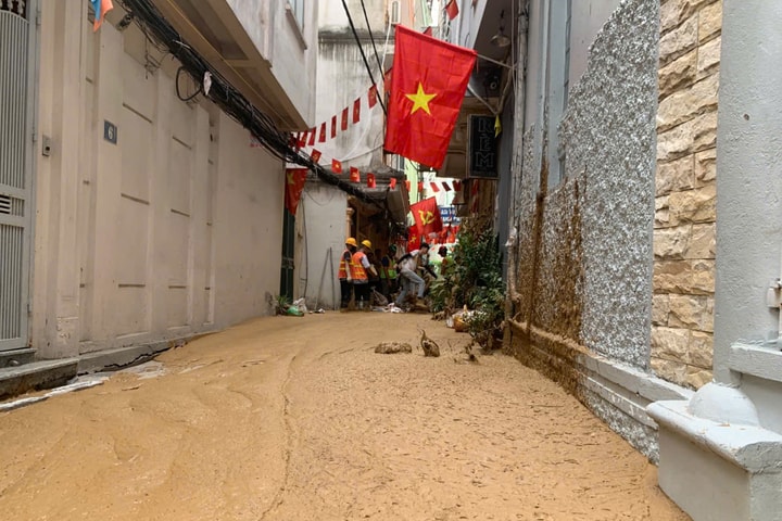 Gấp rút khắc phục bùn nhão phun trào tại ngõ 7 phố Giang Văn Minh