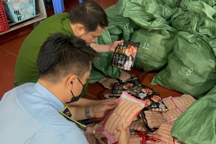 Hà Nội: Gần 1 tấn "lạp xưởng nướng đá" bị thu giữ