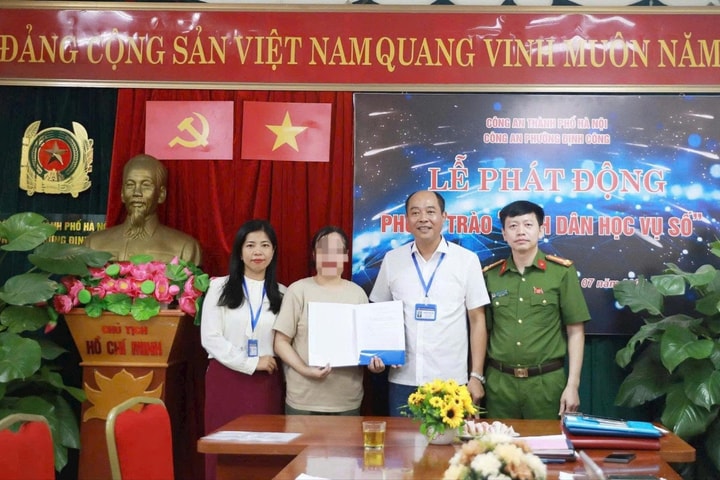 Người dân cảm ơn Công an Định Công kịp thời cứu nữ sinh khỏi "bắt cóc online"