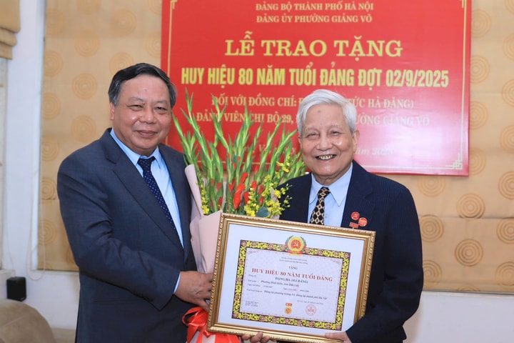 Trao Huy hiệu 80 năm tuổi Đảng tặng nhà báo lão thành Hà Đăng