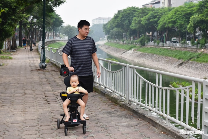 Ngỡ ngàng: Cá xuất hiện trên sông Tô Lịch