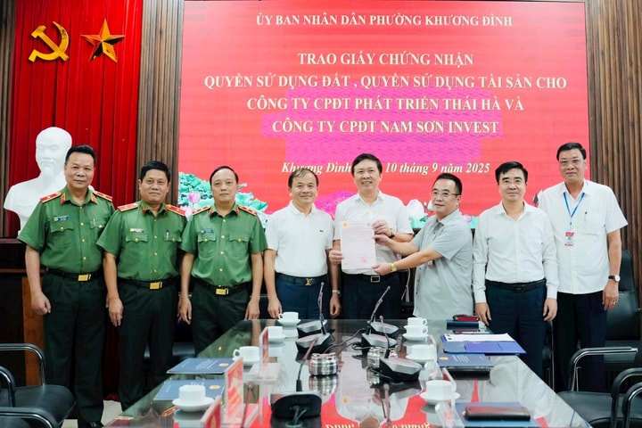 Hai tổ chức đầu tiên được phường Khương Đình trao "sổ đỏ"