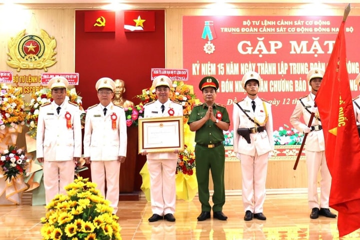 Trung đoàn Cảnh sát cơ động Đông Nam Bộ đón nhận Huân chương Bảo vệ Tổ quốc hạng Ba