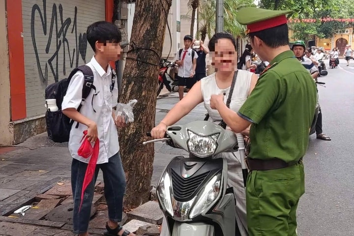 Công an phường Ba Đình ra quân xử lý vi phạm giao thông trước cổng trường