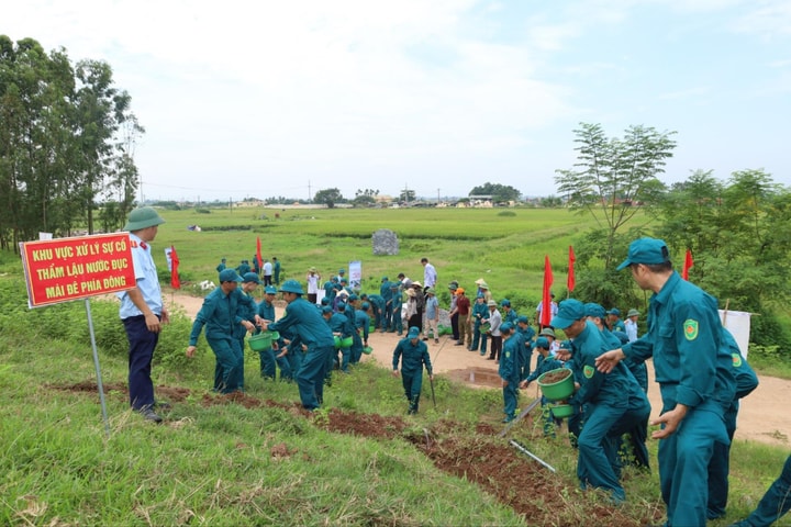 Gần 400 người ở xã Hát Môn, Cổ Đô thực hành xử lý tình huống thiên tai