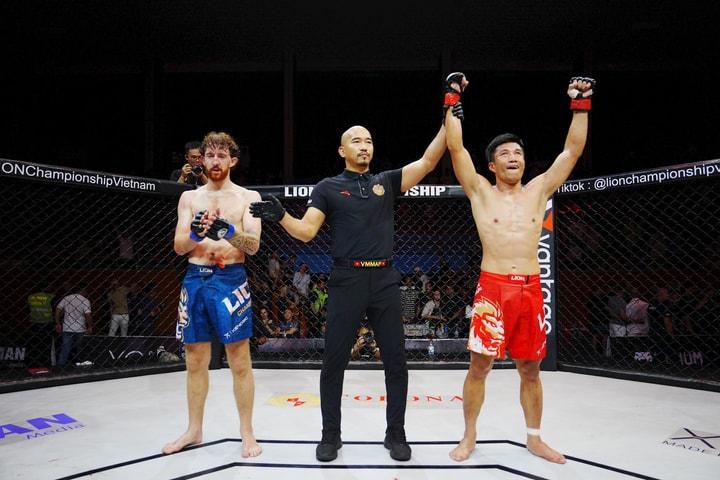 Trương Cao Minh Phát đánh bại nhà vô địch Kickboxing Ireland