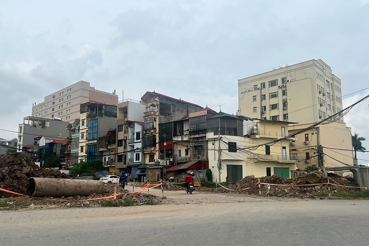 Dự án đường Tây Thăng Long (phường Đông Ngạc) chậm tiến độ: Người dân sống chung với bụi bẩn, nhếch nhác