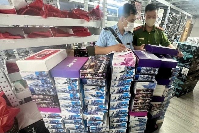 Hà Nội: Xử lý hàng trăm sản phẩm đồ chơi không rõ nguồn gốc