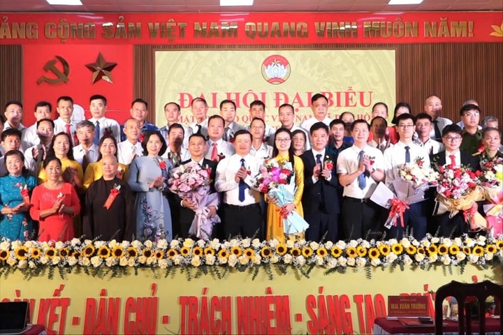 Đồng chí Trần Thế Anh giữ chức Chủ tịch Ủy ban Mặt trận Tổ quốc xã Dân Hoà