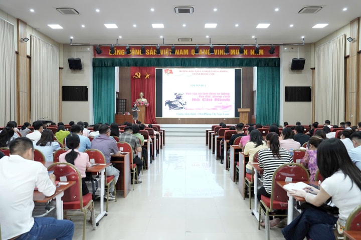 Đảng ủy UBND thành phố Hà Nội bồi dưỡng nhận thức về Đảng cho 165 quần chúng ưu tú