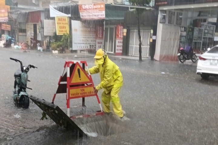 Hà Nội: Công nhân thoát nước ứng trực trong mưa lớn chiều 17-9