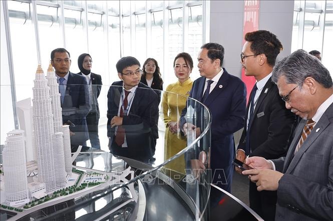 Chủ tịch Quốc hội thăm, làm việc với lãnh đạo Tập đoàn Dầu khí Quốc gia Malaysia