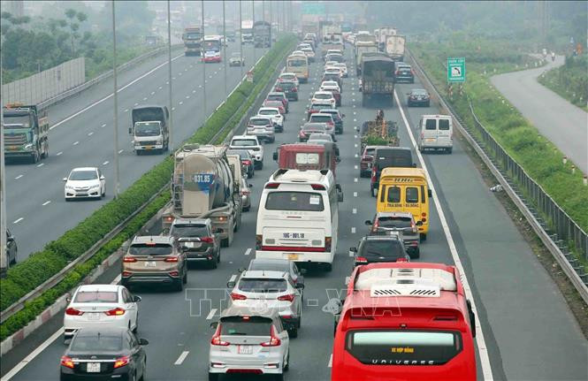Cảnh sát giao thông hướng dẫn phương án tổ chức giao thông mới trên các tuyến cao tốc