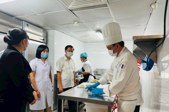 Kiểm tra đột xuất an toàn thực phẩm đối với bánh Trung thu tại 2 khách sạn 5 sao