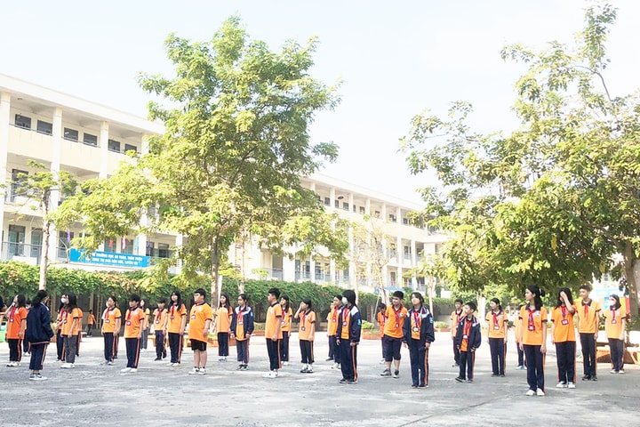 Đồng phục học sinh: Càng đa dạng, càng lãng phí