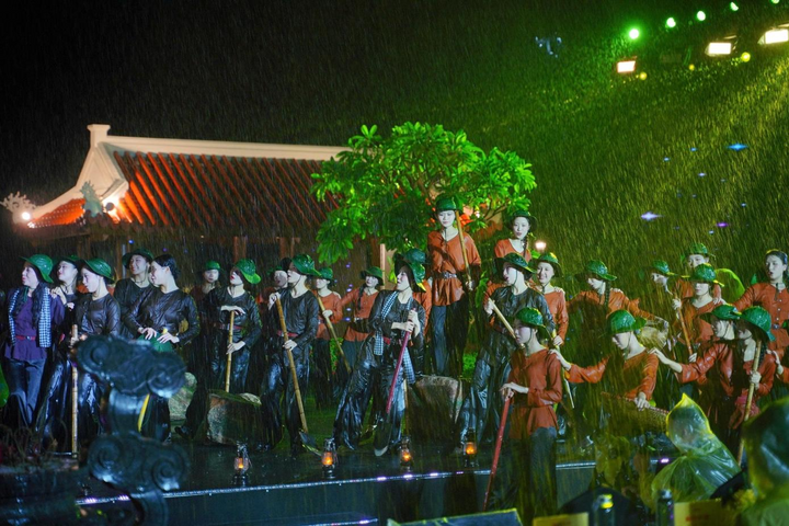 “Lời tri ân - Dòng sông hoa lửa”: Đêm nghệ thuật tái hiện huyền thoại bến phà Long Đại