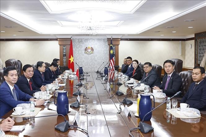 Chủ tịch Quốc hội Trần Thanh Mẫn hội đàm với Chủ tịch Hạ viện Malaysia