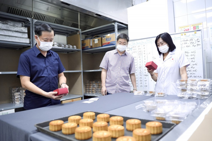 Chi cục An toàn vệ sinh thực phẩm TP Hà Nội Kiểm tra đột xuất khách sạn sản xuất bánh Trung thu
