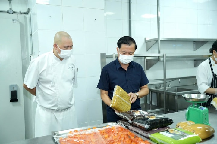Hà Nội Kiểm tra lấy mẫu xét nghiệm bánh Trung thu khách sạn JW Marriott