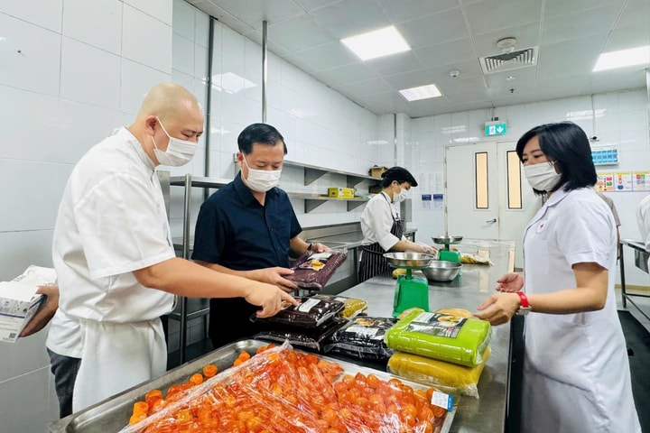 Kiểm tra đột xuất Khách sạn JW Marriott về việc bảo đảm an toàn thực phẩm bánh Trung thu