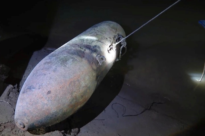 Trục vớt hai quả bom hơn 1,3 tấn, chứa 800kg thuốc nổ ở sông Hồng