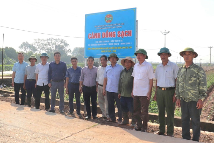 Hội Nông dân xã Bát Tràng gắn biển công trình “Cánh đồng sạch”