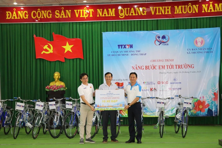 Thông tấn xã Việt Nam tặng 200 triệu đồng “Nâng bước em đến trường” tại Đồng Tháp