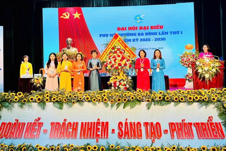 Đồng chí Nguyễn Tuyết Trinh giữ chức Chủ tịch Hội Liên hiệp phụ nữ phường Ba Đình