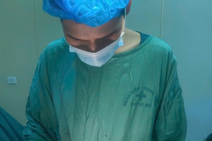 Bé sơ sinh chào đời còn nguyên trong bọc ối vô cùng hiếm gặp