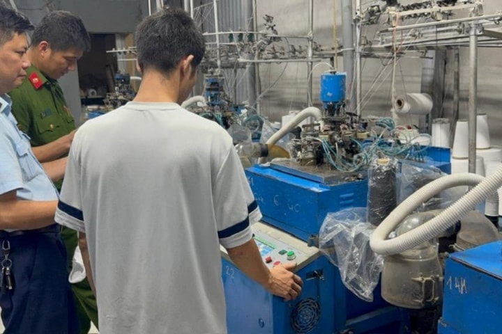 Hà Nội: Phát hiện cơ sở sản xuất lượng lớn tất giả mạo nhãn hiệu