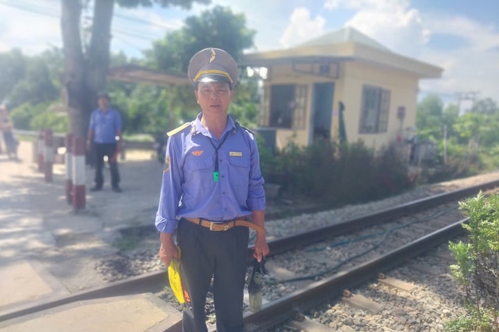 Nhân viên đường sắt cứu người trước mũi tàu hỏa